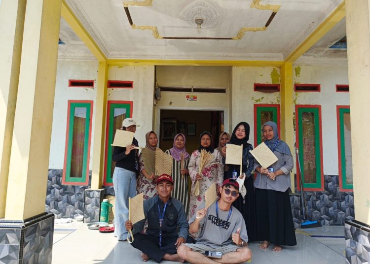Mahasiswa KKM Kelompok 61 Uniba melakukan kegiatan belajar dan praktik membuat kipas hihid bersama pengrajin anyaman di Desa Margaluyu, Kecamatan Sajira, Kabupaten Lebak, Kamis (24/07/2025).