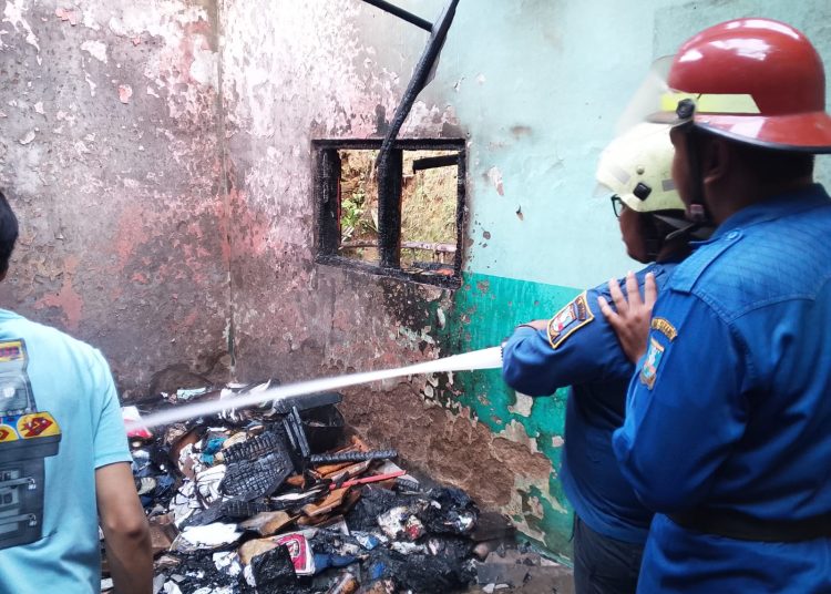 Tim pemadam kebakaran dari Kabupaten Serang saat melakukan pemadanan di Kampung Gunung Asem, Desa Mancak, Kabupaten Serang, Banten, Jumat (18/7/2025).