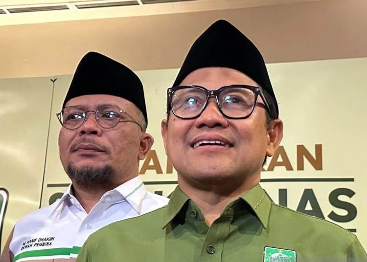 Menteri Tenaga Kerja dan Transmigrasi periode 2009–2014 Abdul Muhaimin Iskandar alias Cak Imin (kanan) dan Menteri Ketenagakerjaan periode 2014-2019 Hanif Dhakiri (kiri) di kawasan Tanah Abang, Jakarta, Senin (14/7/2025).