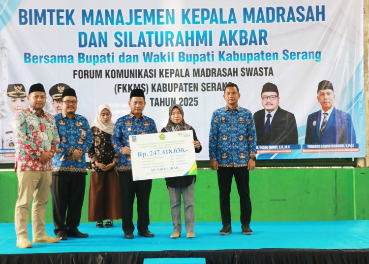 Najib Hamas saat menghadiri Bimtek Manajemen Kepala Madrasah dan Silaturahmi Akbar di Tenis Indoor pada Kamis, (17/7/2025).