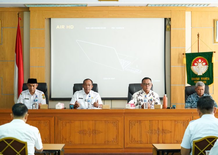 Sekda Kota Cilegon Maman Mauludin saat membuka kegiatan Sosialisasi dan Coaching Clinic Penguatan Peran Analis Kebijakan dalam Meningkatkan Indeks Kualitas Kebijakan bertempat di Aula BPKPAD Kota Cilegon, Rabu (23/7/2025).