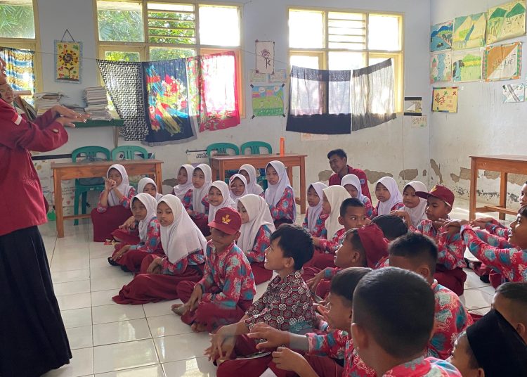 Mahasiswa UNIBA menggelar kegiatan edukasi cuci tangan di SDN 01 Margaluyu, Kecamatan Sajira, Kabupaten Lebak, Rabu (23/07/2025).