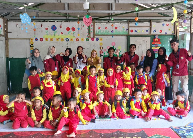 Mahasiswa KKM Kelompok 61 Universitas Bina Bangsa (UNIBA) menggelar kegiatan senam pagi bersama anak-anak TK Margaluyu, Kecamatan Sajira, Kabupaten Lebak, Jumat pagi (25/07/2025).
