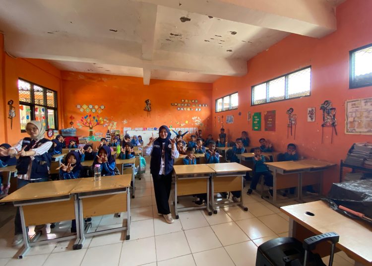 Mahasiswa KKM Kelompok 22 Uniba Ajak Siswa SDN Banjarnegara Belajar Sains dengan Cara Seru.