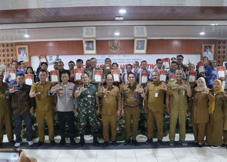 Wabup Serang Muhammad Najib Hamas mengajak masyarakat untuk mengurangi konsumsi yang menghasilkan sampah plastik. Ajakan disampaikan Najib Hamas saat menghadiri Puncak Peringatan Hari Lingkungan Hidup se-Dunia Tahun 2025 di Aula Tb. Suwandi pada Selasa, (29/7/2025).