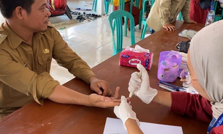 Mahasiswa KKM Kelompok 61 Universitas Bina Bangsa mengadakan kegiatan pemeriksaan gula darah gratis untuk masyarakat Desa Margaluyu, Kecamatan Sajira, Kabupaten Lebak-Banten, Selasa (29/07/2025).