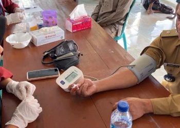 Mahasiswa KKM 61 UNIBA dan Desa Margaluyu Ajak Warga Periksaan Tensi Darah