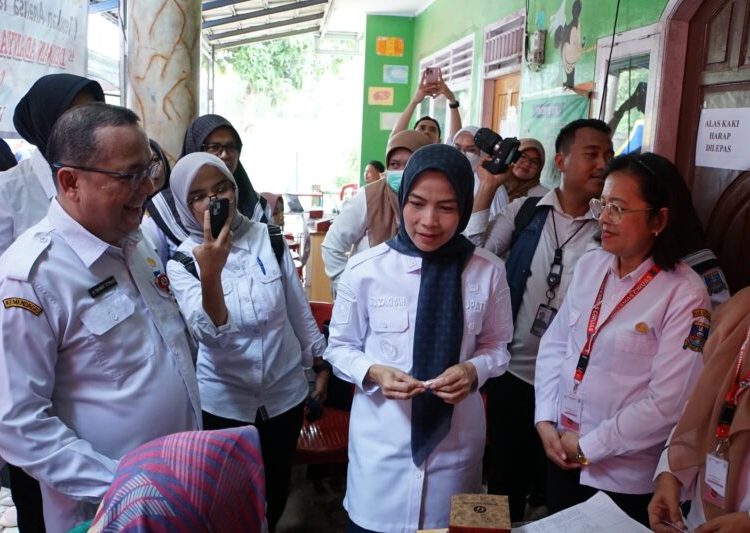 Bupati Serang Ratu Zakiyah saat tinjau Kopdes Merah Putih Ranjeng yang Jadi  Percontohan Nasional.