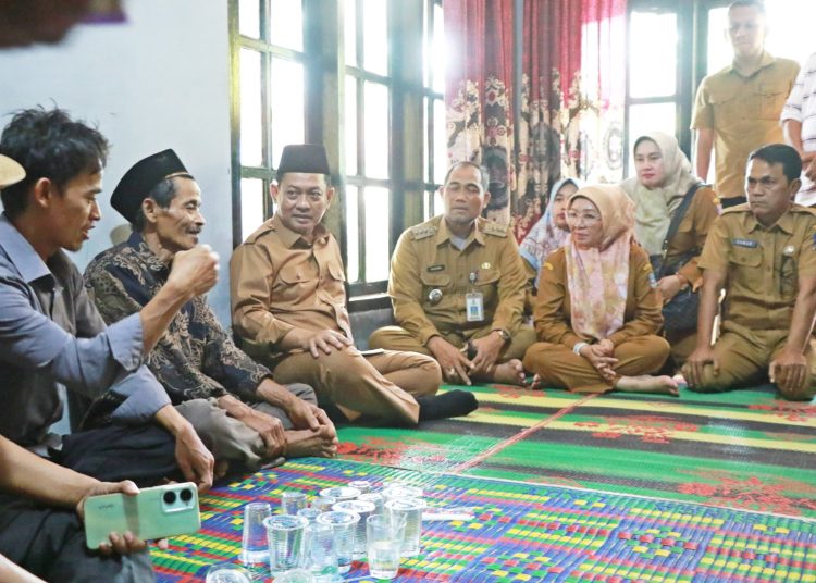 Wakil Bupati Serang Najib Hamas saat takziah ke kediaman orangtua almarhum Ifat Fatimah (26 tahun) di Kampung Kadu Kacapi, Desa Tanjung Sari, Kecamatan Pabuaran pada Senin, 7 Juli 2025 sore.