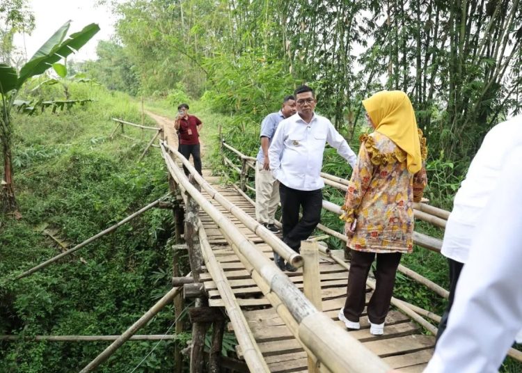 Gubernur Banten Andra Soni saat mengunjungi jembatan bambu Leuwi Panjang yang menghubungkan Desa Binong dan Desa Sindang Mulya, Kecamatan Maja, Kabupaten Lebak, pada Kamis (31/7/2025).