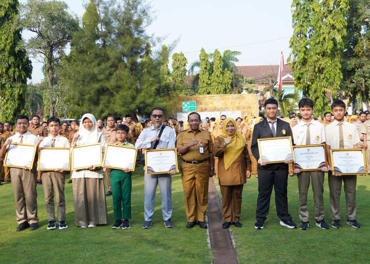 Sekda Kota Cilegon Maman Mauludin mengajak seluruh ASN dan Non ASN di Lingkungan Pemerintah Kota Cilegon untuk meningkatkan disiplin kerja dan kualitas pelayanan publik, saat memimpin apel pagi di Halaman Kantor Wali Kota Cilegon, Senin (4/8/2025).