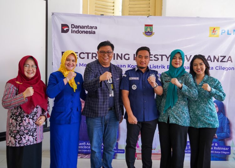 Walikota Cilegon Robinsar memberikan apresiasi terhadap acara Electrifying Lifestyle Vaganza. Acara yang merupakan kolaborasi antara PT PLN (Persero) dengan Tim PKK Kota Cilegon di Rumah Dinas Walikota Cilegon, Senin (4/8/2025).