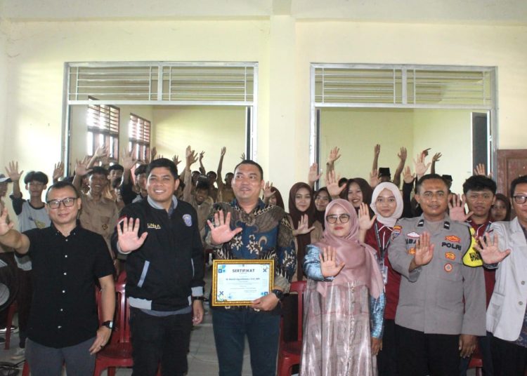 Mahasiswa KKM Universitas Bina Bangsa (UNIBA) kelompok 94 menggelar kegiatan sosialisasi bertajuk "Kenali, Hindari, dan Atasi Bersama: Kenakalan Remaja". Kegiatan sosialisasi dilaksanakan di Madrasah Aliyah Al-Ittihad, Desa Pedaleman, Kecamatan Tanara, Kabupaten Serang, Minggu (3/8/2025).