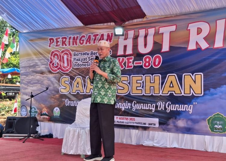 KH Embay Mulya Syarief saat membuka acara.