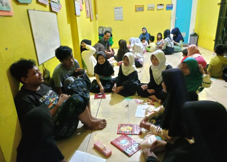 Mahasiswa Kuliah Kerja Mahasiswa (KKM) Kelompok 11 Universitas Bina Bangsa (UNIBA) sukses menyelenggarakan 2 program kerja unggulannya yaitu “Program Les” dan “Pojok Baca Ceria” di SDN Waru Lingkungan Sarongge, Kelurahan Kemanisan, Kecamatan Curug, Kota Serang.