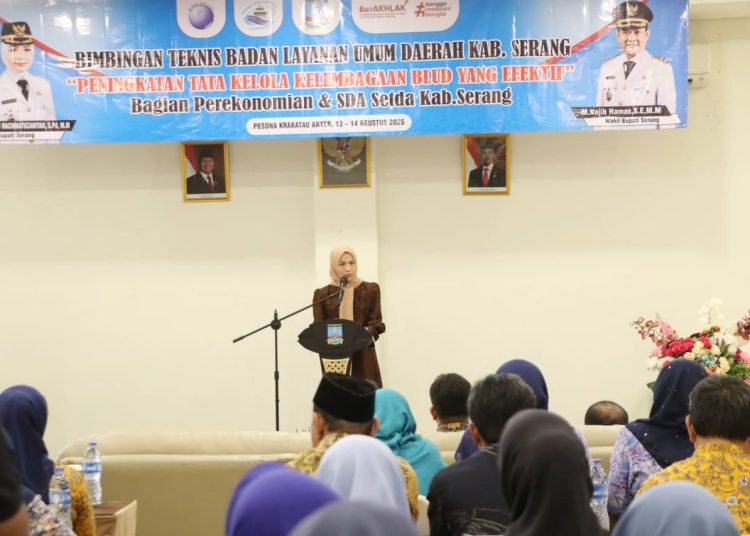 Bupati Serang Ratu Rachmatuzakiyah mendorong Badan Layanan Umum Daerah (BLUD) Kabupaten Serang untuk bekerja secara profesional, mandiri, transparan, dan berorientasi pada mutu layanan prima. Hal ini disampaikan saat membuka Bimbingan Teknis (Bimtek), Pembinaan BLUD Kabupaten Serang, Kamis-Jumat, 13-14 Agustus 2025 Di Hotel Pesona Krakatau Anyer, Kecamatan Cinangka.