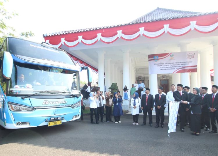 Bupati Serang Ratu Rachmatuzakiyah melepas secara resmi keberangkatan 19 pelajar asal Kabupaten Serang yang akan melanjutkan ke Sekolah Rakyat Menengah Atas (SRMA) 33 Tangerang Selatan Tahun Ajaran 2025/2026 di Pendopo, Jumat (15/8/2025).
