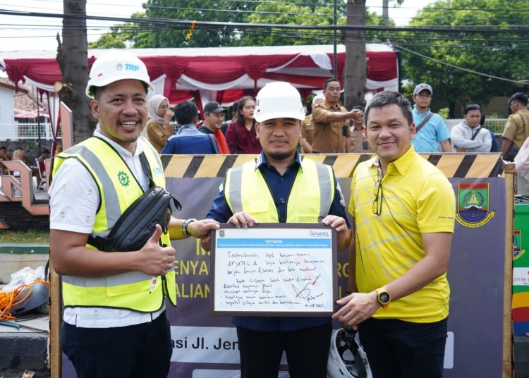 Walikota Cilegon Robinsar memimpin groundbreaking relokasi kabel udara fiber optic pada ruas jalan prokol Kota Cilegon. Kegiatan tersebut berlangsung di Lapangan Taman Al Hadid, Selasa (19/08/2025).