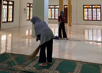 KKM 61 Uniba Adakan Program Bersih Masjid di Desa Margaluyu Lebak
