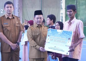 Wakili Bupati Ratu Zakiyah, Najib Hamas Serahkan Bantuan 497 RTLH