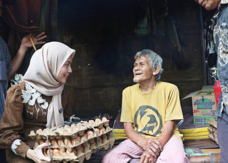 Bupati Serang Ratu Rachmatuzakiyah tiba di Kampung Ketupang Jati RT 01/RW 01 Desa Sukamaju, Kecamatan Cikeusal pada Minggu, 21 September 2025 sekira pukul 16.20 WIB.