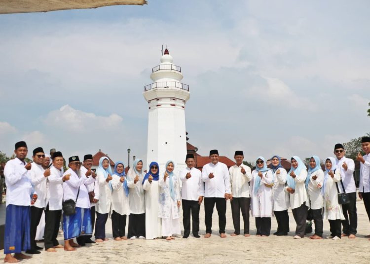 Bupati Serang Ratu Rachmatuzakiyah berziarah ke Makam Sultan Maulana Hasanudin Banten dan Sultan Maulana Yusuf di Kecamatan Kasemen, Kota Serang, Selasa (7/10/2025).