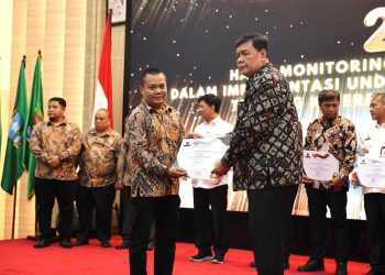 Konsisten Dorong Transparansi, Dirut Bank Banten Dianugerahi Penghargaan Komisi Informasi