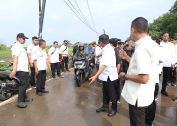 Gubernur Andra Soni Tinjau Pembangunan Frontage Flyover Unyur untuk Atasi Kemacetan