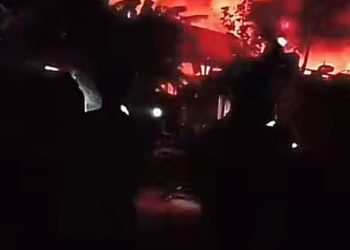 PMI Kota Cilegon Berikan Oksigen dan Bagikan Masker dalam Respon Kebakaran Lapak Ban di Panggung Rawi