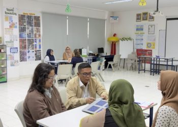 Implementasi Kebijakan, Gubernur Ambil Rapor Anak ke Sekolah