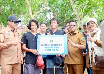 Realisasikan Janji, Gubernur Andra Soni Serahkan Bantuan Kapal bagi Nelayan Pandeglang  ​