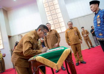 Lantik 64 Pejabat Fungsional, Gubernur Andra Soni Tekankan Kualitas Pendidikan dan Pencegahan Tawuran