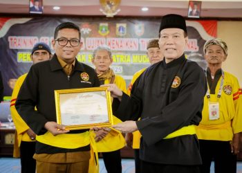 Gubernur Andra Soni Terima Sabuk Kehormatan Pendekar dari Satria Muda Indonesia