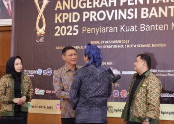 Serahkan Lifetime Achievement Award, Sekda Banten Apresiasi 70 Tahun Dedikasi Perintis Penyiaran