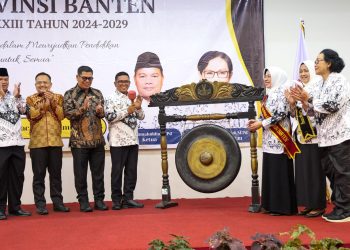 Dedikasi Majukan Pendidikan, Gubernur Banten Andra Soni dan Tinawati Terima Penghargaan dari PB PGRI