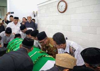Gubernur Banten Andra Soni Antar Kepergian Tokoh Pendiri Banten H. Tryana Sjam’un Ke Peristirahatan Terakhir